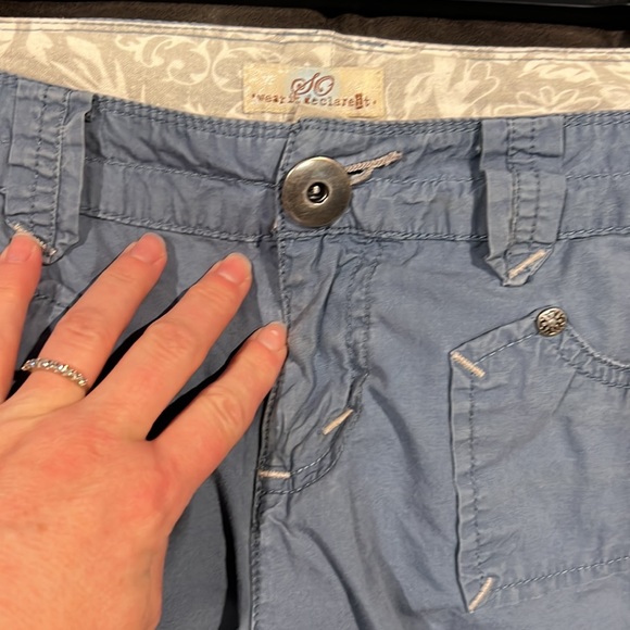 Cute low-rise four pocket capri’s with ruched side ties - Picture 3 of 7